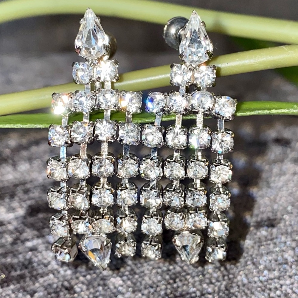 VINTAGE RHINESTONE ROUND PEAR CUT CHANDELIER DANGLE DROP SCREW BACK EARRINGS